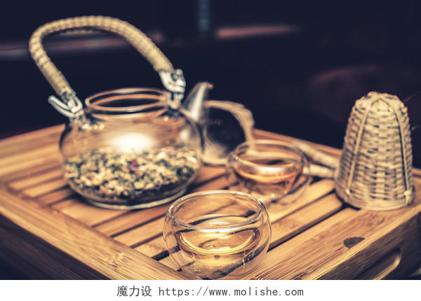 木桌上的茶具养生茉莉花茶